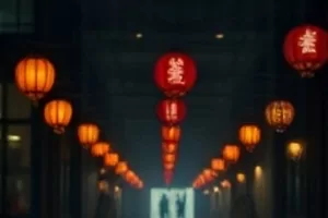 《旧磁带》横版剧照，桌面上摊开的磁带与录音机