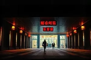 《十二楼的风》横版剧照，高层住宅阳台上晾着的白衬衫