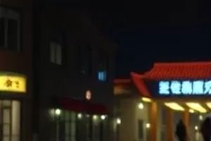 《逆光而行》横版剧照，逆光中奔跑的剪影与长影子