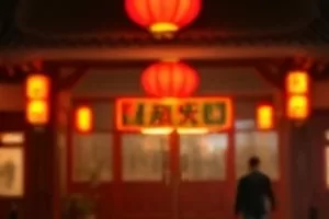 《深海信笺》横版剧照，手绘风格的海底发光水母群